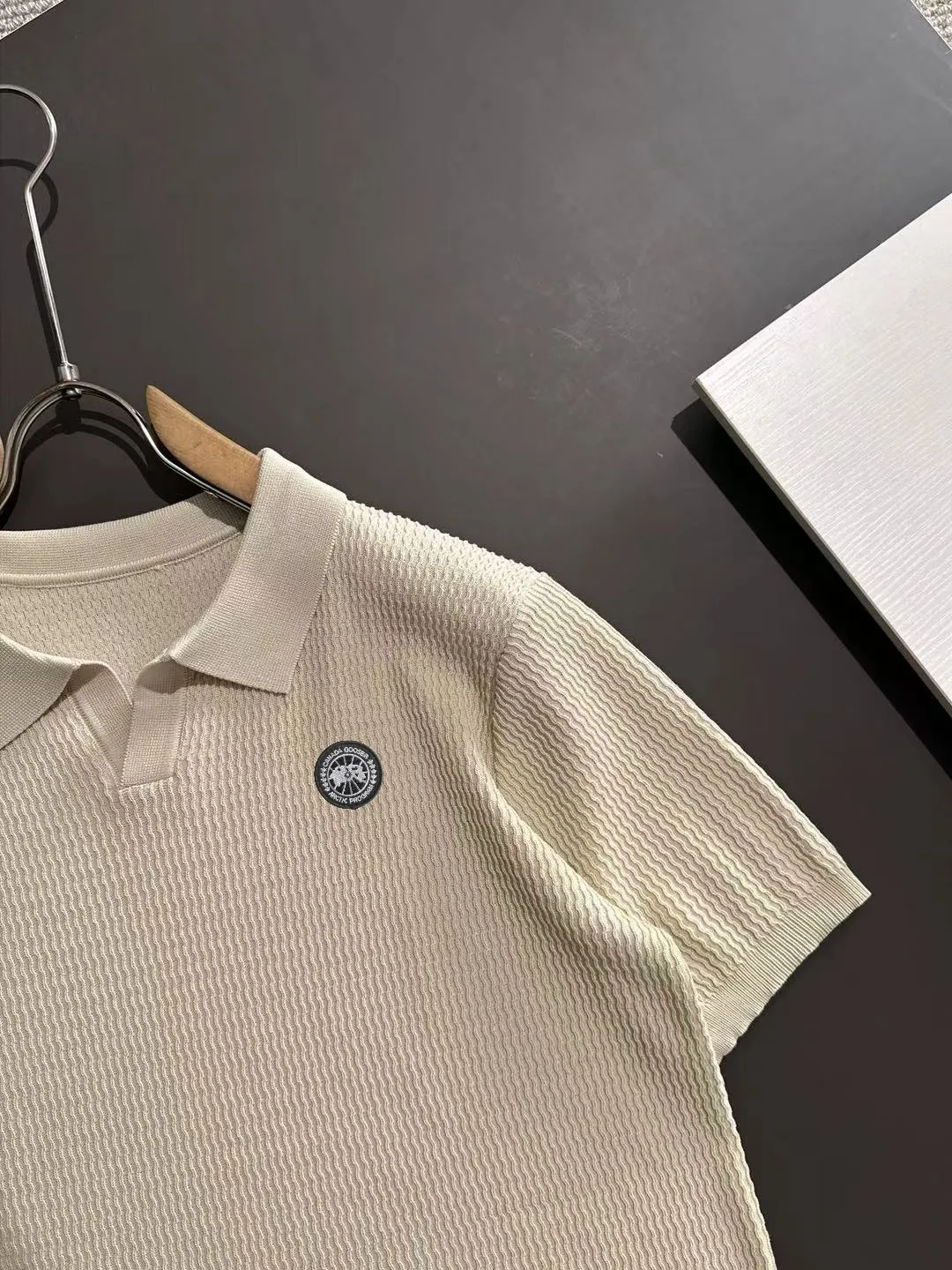 Next day shipment P300 High quality Big Goose 2025 new summer men's lapel short-sleeved knitted fabric Made of combed cotton yarn knitted cotton fabric, pure cotton high-weight special yarn, it feels full of weight when weighed, and the upper body is more textured than ordinary knitted fabrics. This texture can cope with the weather. Perfectly produced stitch by stitch according to the original version! Show nobility. Sizes: M to 3XL